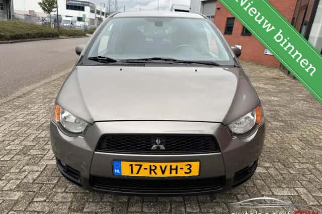 Mitsubishi Colt (2011) thumbnail 2