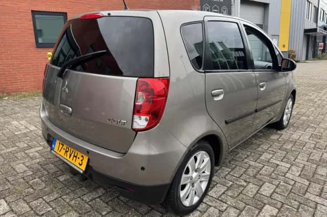 Mitsubishi Colt (2011) thumbnail 5
