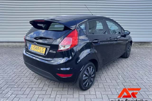 Ford Fiesta (2013) thumbnail 3