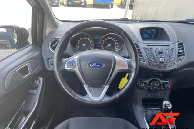 Ford Fiesta (2013) thumbnail 4