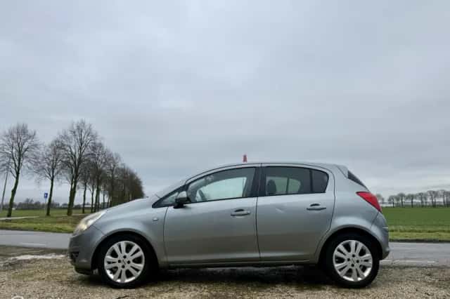 Opel Corsa (2010) thumbnail 2