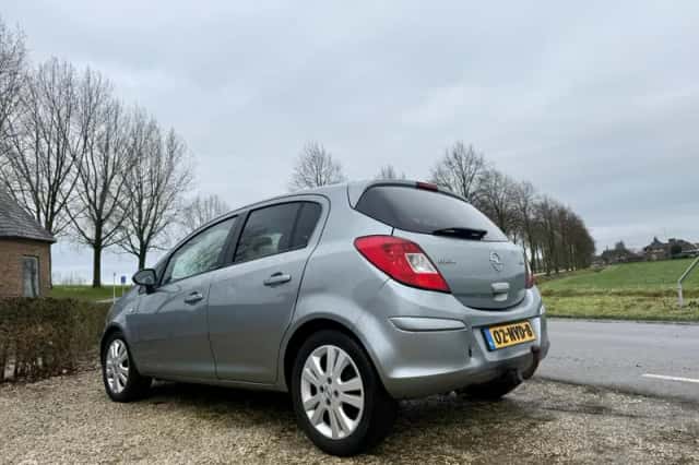 Opel Corsa (2010) thumbnail 3