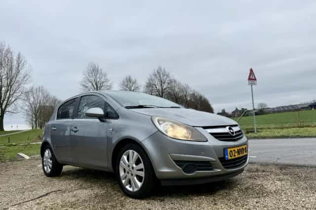 Opel Corsa (2010) thumbnail 4