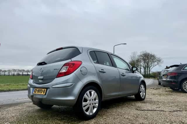 Opel Corsa (2010) thumbnail 6