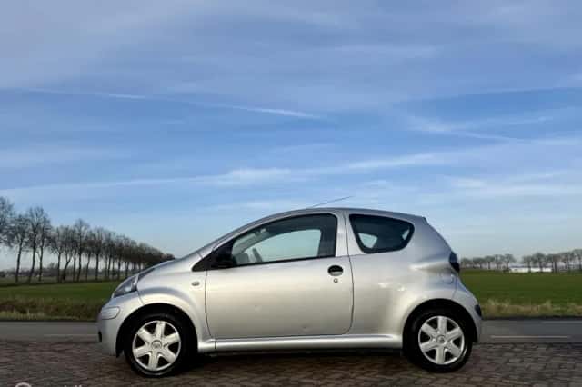 Toyota Aygo (2009) thumbnail 2