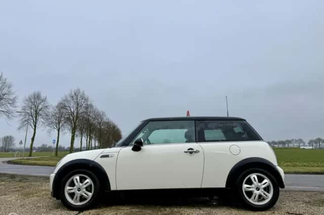MINI Cooper (2005) thumbnail 2