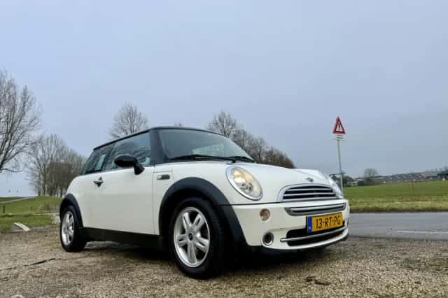MINI Cooper (2005) thumbnail 4