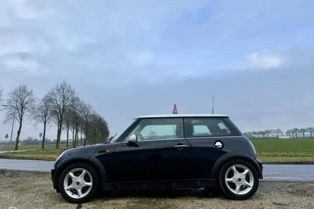 MINI Cooper (2002) thumbnail 2