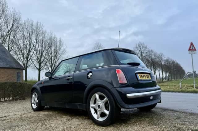 MINI Cooper (2002) thumbnail 3