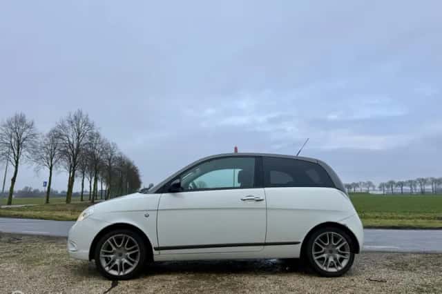Lancia Ypsilon (2007) thumbnail 2