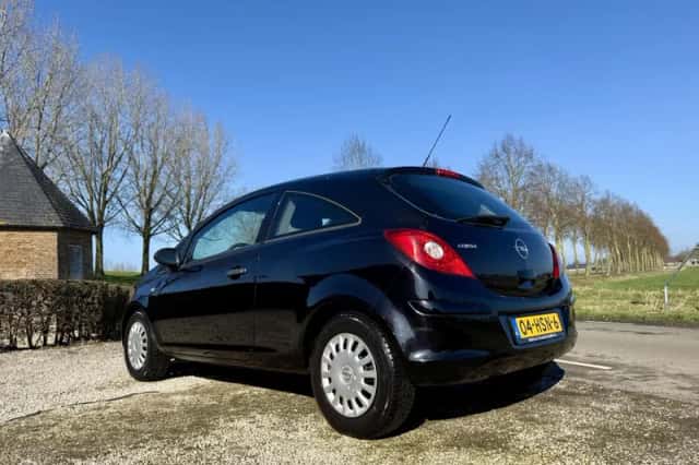 Opel Corsa (2009) thumbnail 3