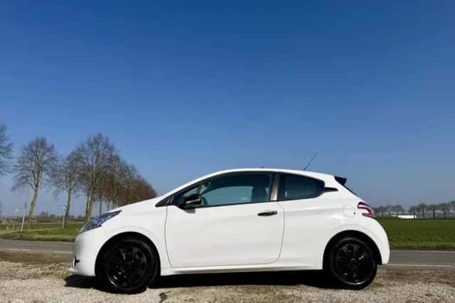 Peugeot 208 (2014) thumbnail 2