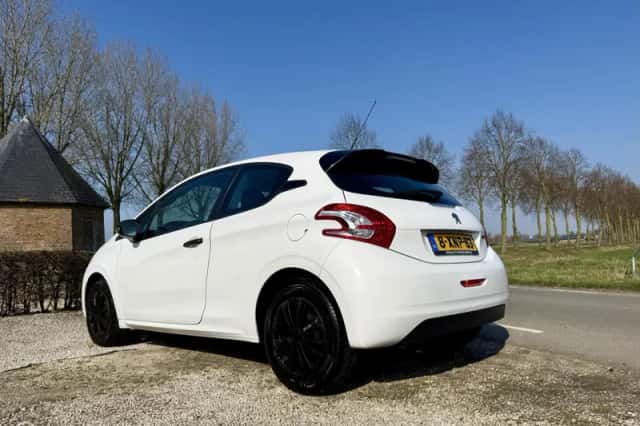 Peugeot 208 (2014) thumbnail 3