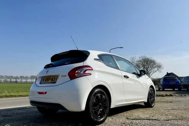 Peugeot 208 (2014) thumbnail 6