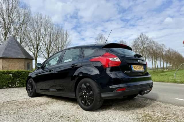 Ford Focus (2012) thumbnail 3