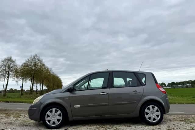 Renault Scénic (2004) thumbnail 2