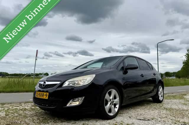 Opel Astra (2010) thumbnail 1