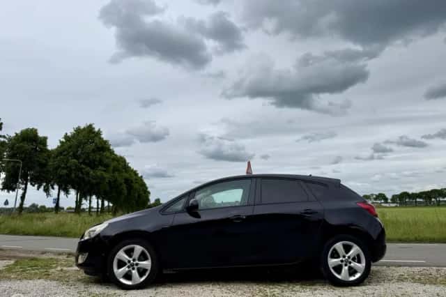Opel Astra (2010) thumbnail 2