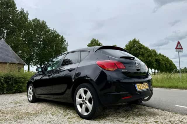 Opel Astra (2010) thumbnail 3