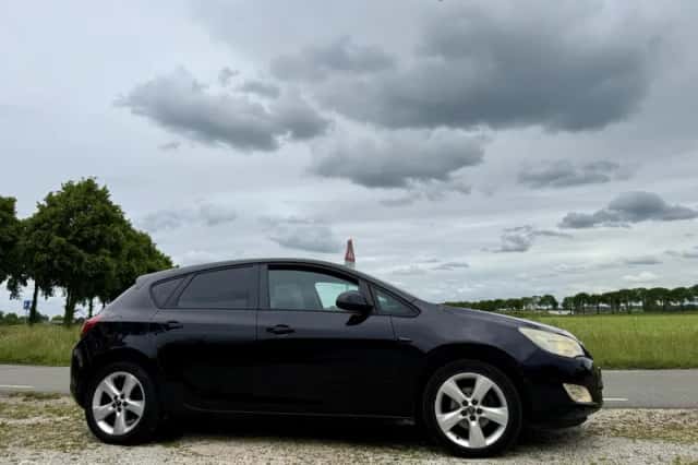 Opel Astra (2010) thumbnail 5