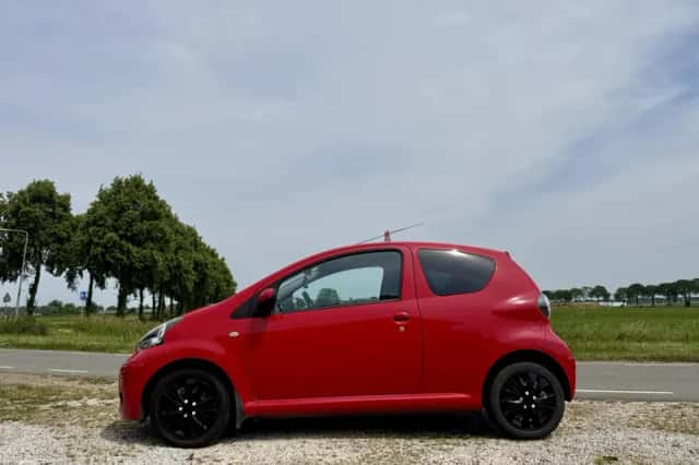 Toyota Aygo (2010) thumbnail 2