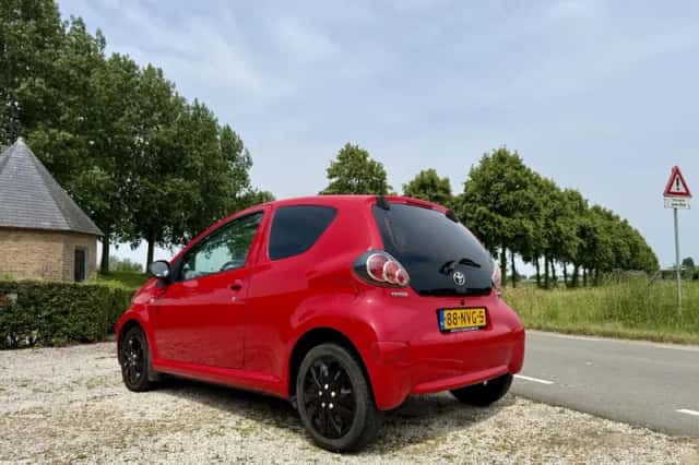 Toyota Aygo (2010) thumbnail 3