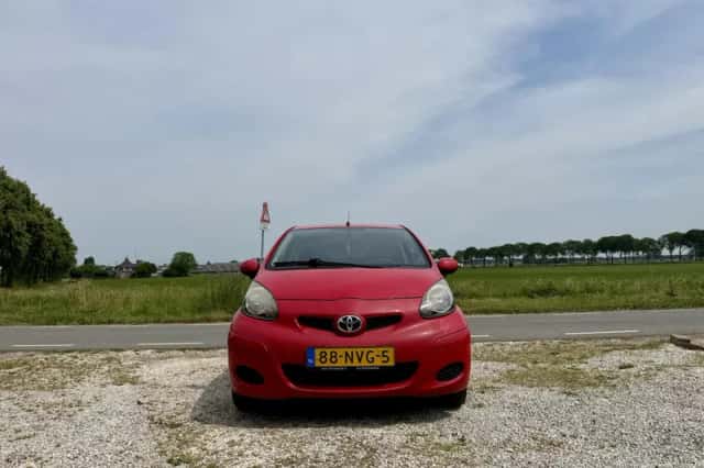 Toyota Aygo (2010) thumbnail 4