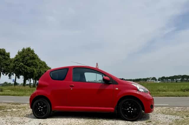 Toyota Aygo (2010) thumbnail 6