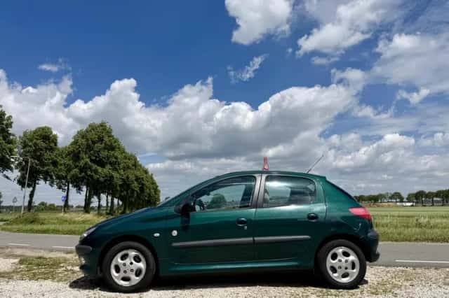 Peugeot 206 (2000) thumbnail 2