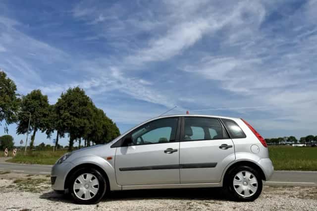 Ford Fiesta (2007) thumbnail 2