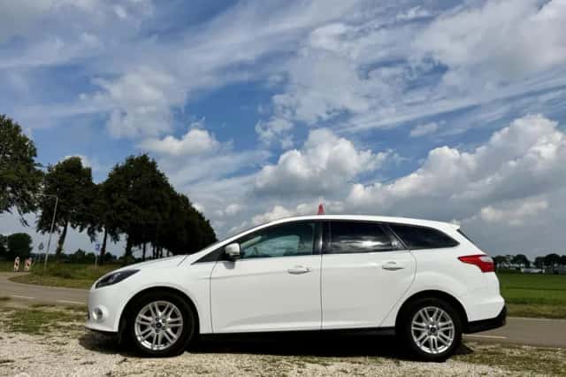 Ford Focus (2012) thumbnail 2
