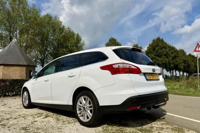Ford Focus (2012) thumbnail 3