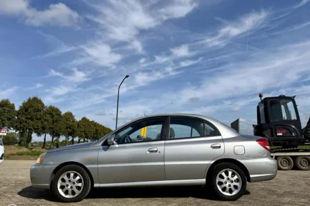 Kia Rio (2003) thumbnail 2