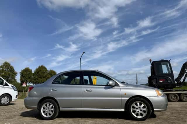 Kia Rio (2003) thumbnail 5