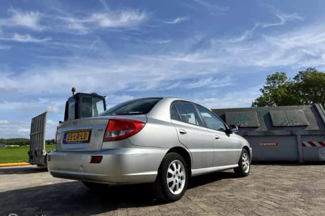 Kia Rio (2003) thumbnail 6
