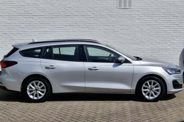 Ford Focus (2022) thumbnail 5