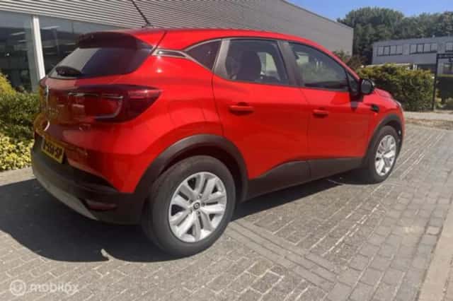 Renault Captur (2023) thumbnail 5