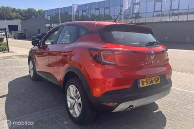 Renault Captur (2023) thumbnail 6