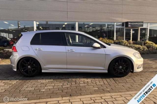 Volkswagen Golf (2022) thumbnail 3