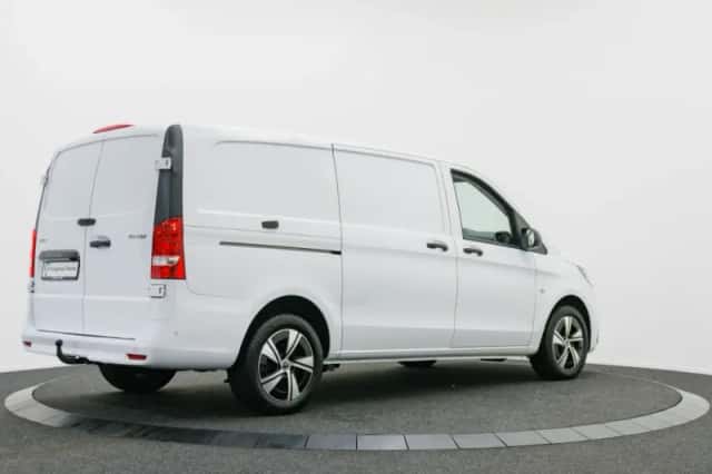 Mercedes-Benz Vito (2024) thumbnail 2