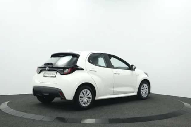 Toyota Yaris (2021) thumbnail 2