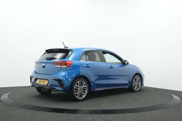 Kia Rio (2023) thumbnail 2