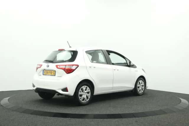 Toyota Yaris (2020) thumbnail 2