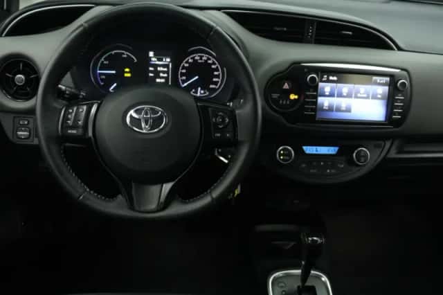 Toyota Yaris (2020) thumbnail 3