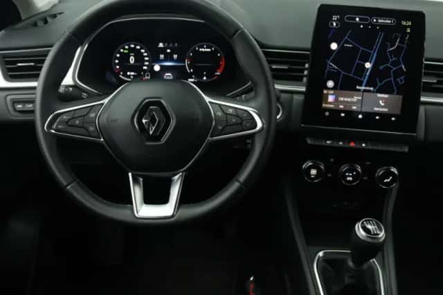 Renault Captur (2023) thumbnail 3