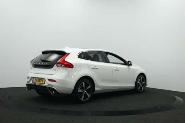 Volvo V40 (2019) thumbnail 2