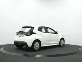 Toyota Yaris (2021) thumbnail 2
