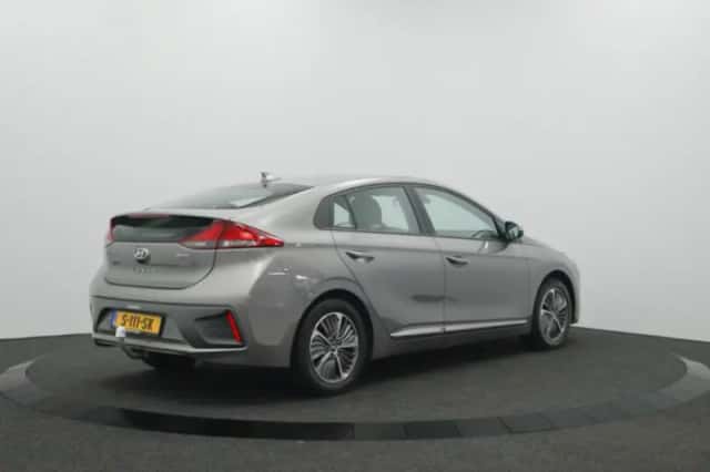 Hyundai Ioniq (2022) thumbnail 2