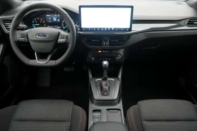 Ford Focus (2023) thumbnail 3