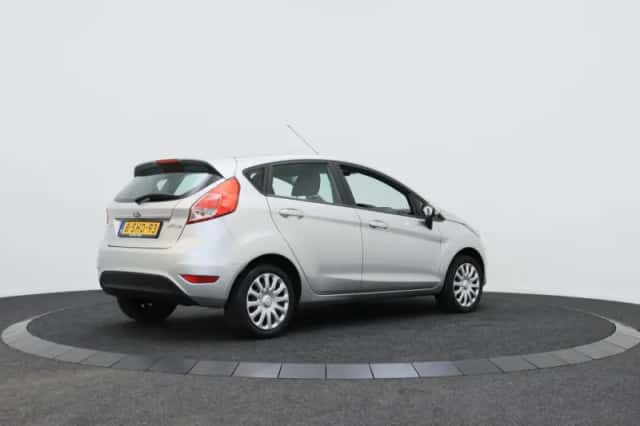 Ford Fiesta (2013) thumbnail 2